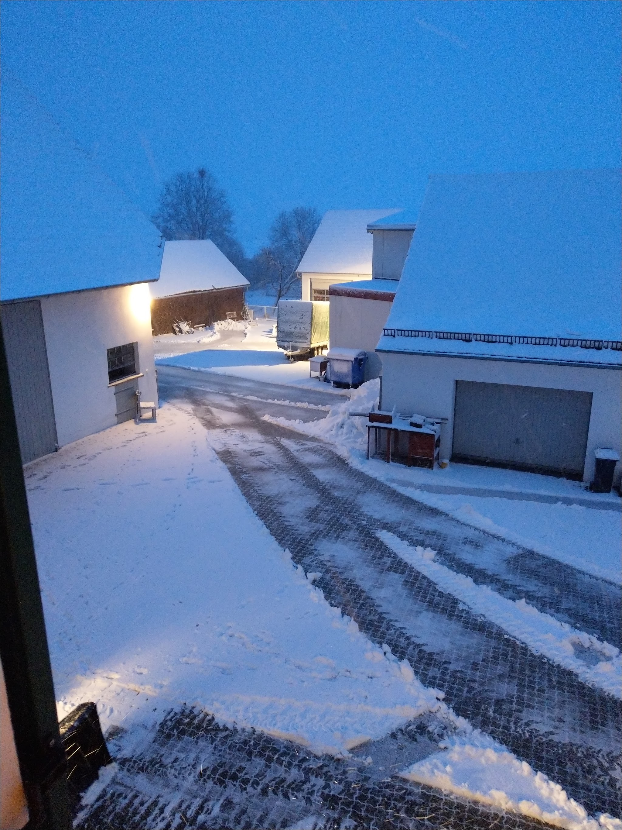 Verschneiter Innenhof in der Dämmerung