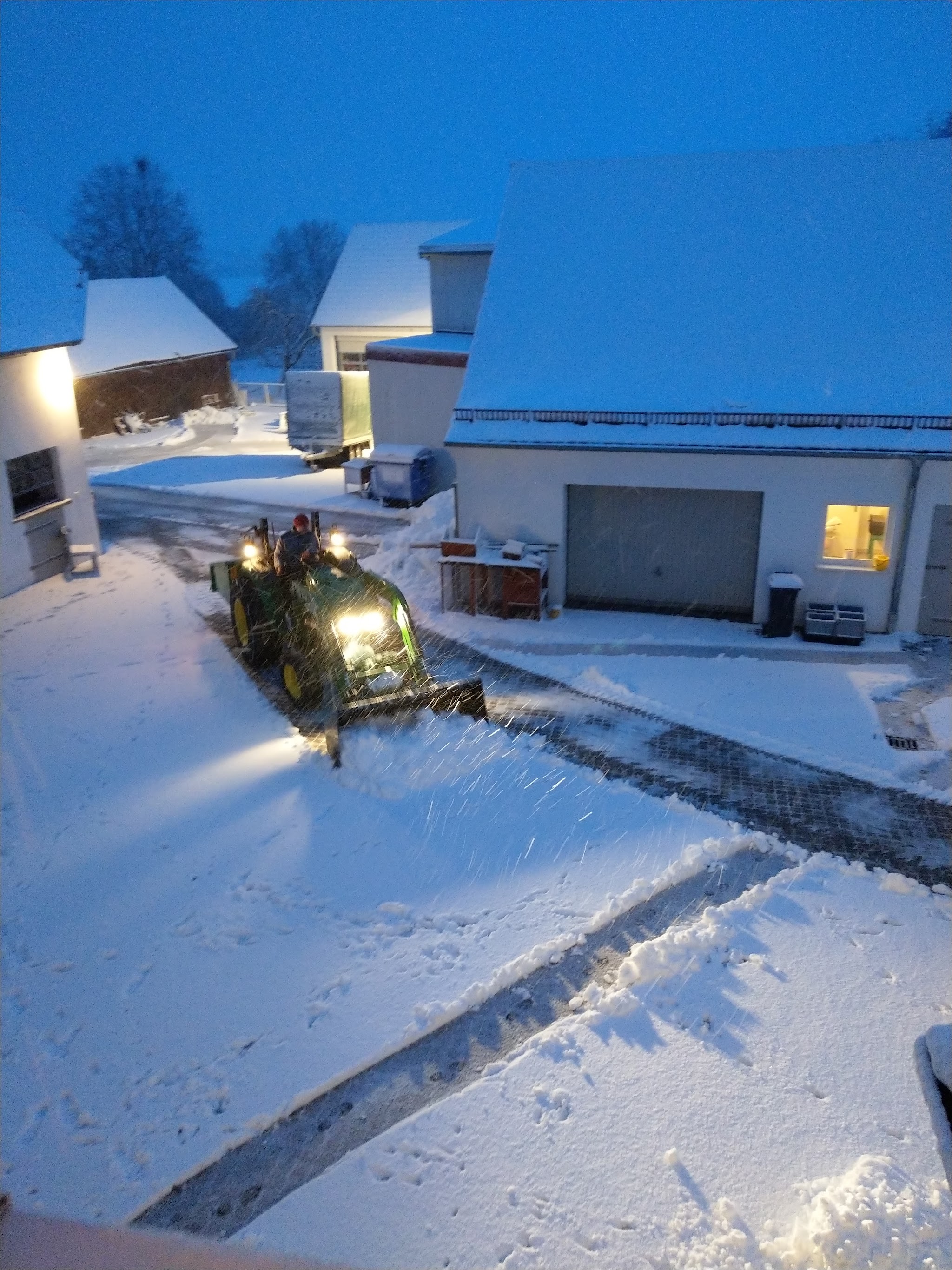 Traktor räumt Schnee im Innenhof